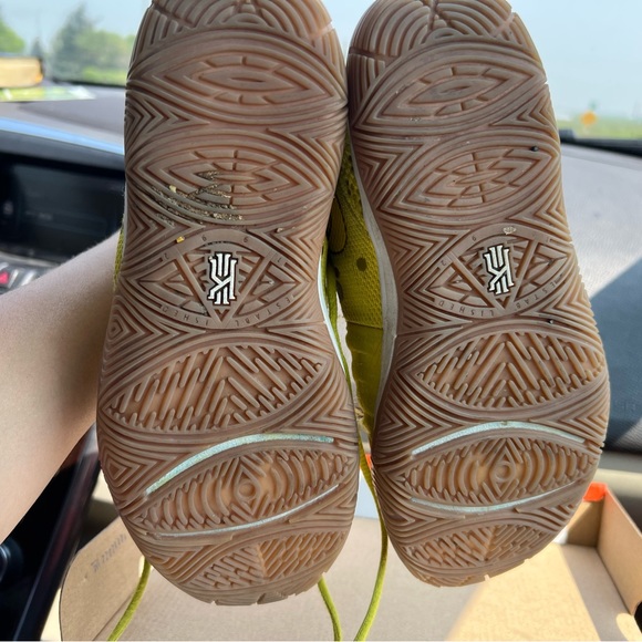 Youth size 3 Nike Kyrie Sponge Bob shoes collectable - Picture 5 of 5